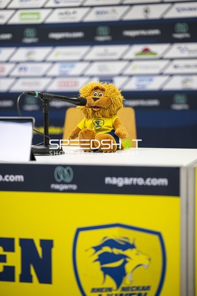 Pressekonferenz mit Maskottchen