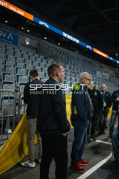 Personen am Spielfeldrand in Gespräch