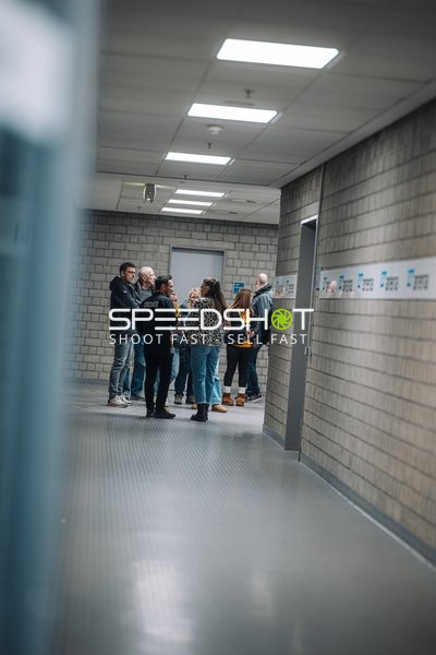 Personen im Gespräch im Flur