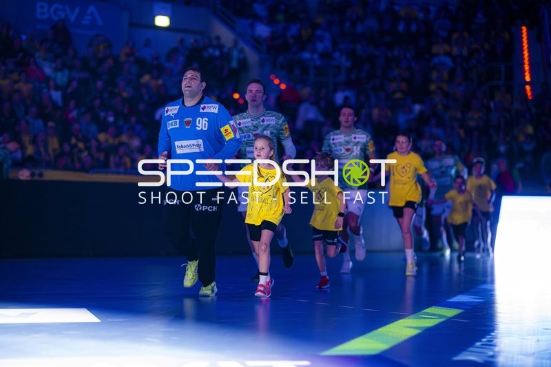 Einlauf von Dejan Milosavljev (96; Füchse Berlin) und Lasse Andersson (11; Füchse Berlin)