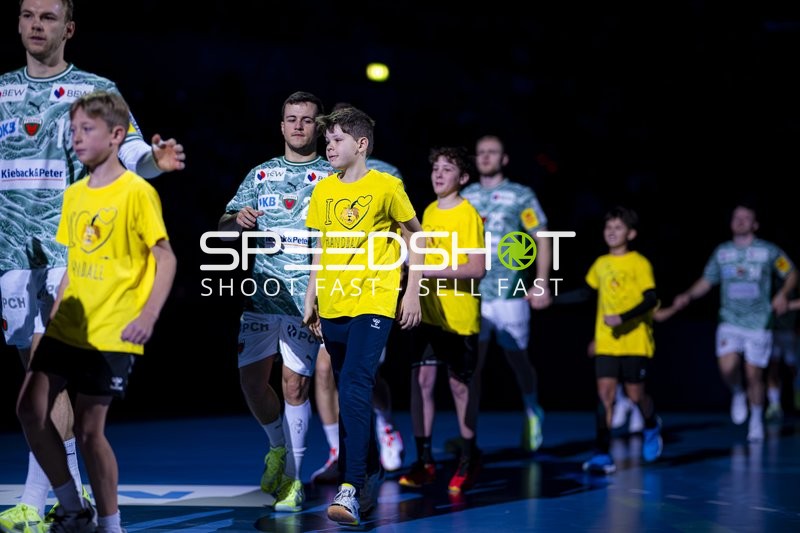 Einlauf von Mathias Gidsel (19; Füchse Berlin) und Tim Freihöfer (20; Füchse Berlin)