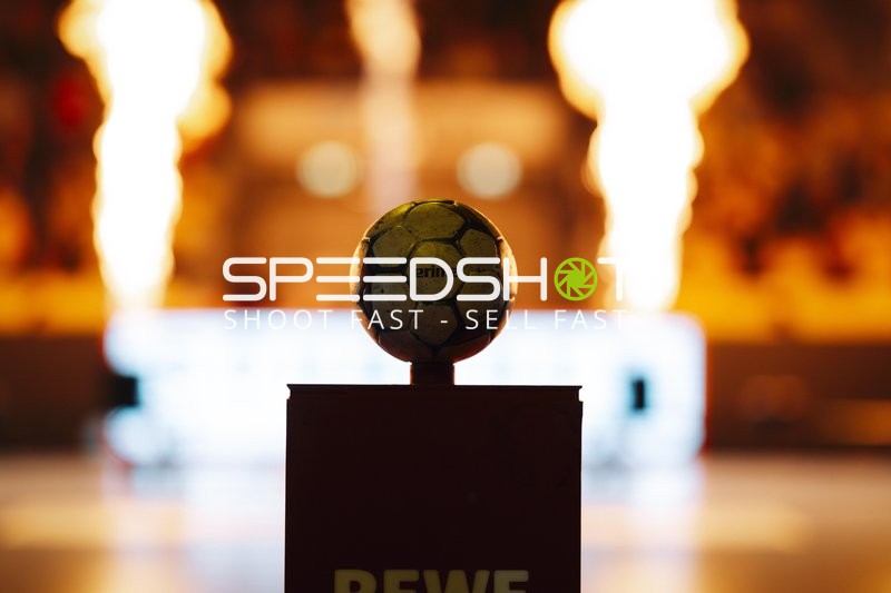 Handballball auf Podest