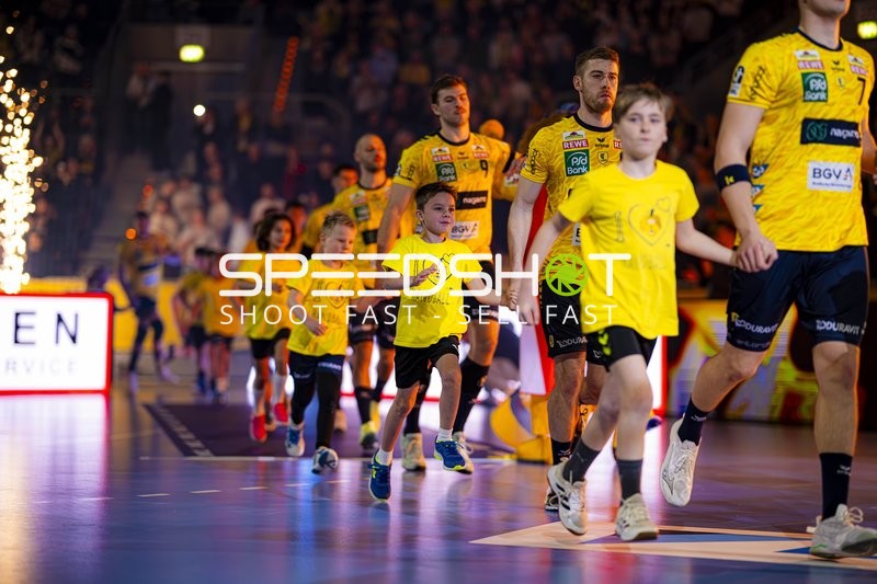 Einlauf von Tim Nothdurft (28; Rhein Neckar Löwen) und Steven Plucnar Jacobsen (9; Rhein Neckar Löwen)