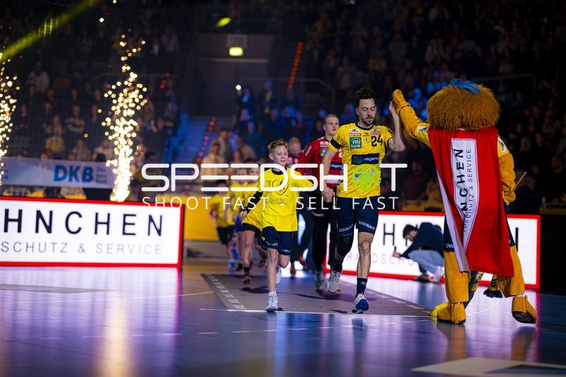 Einlauf von Patrick Groetzki (24; Rhein Neckar Löwen) und David Späth (29; Rhein Neckar Löwen)