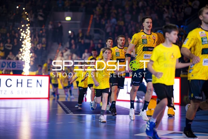 Einlauf von Robert Timmermeister (7; Rhein Neckar Löwen), Tim Nothdurft (28; Rhein Neckar Löwen) und Steven Plucnar Jacobsen (9; Rhein Neckar Löwen)