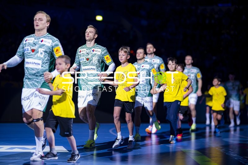 Einlauf von Mathias Gidsel (19; Füchse Berlin) und Tim Freihöfer (20; Füchse Berlin)