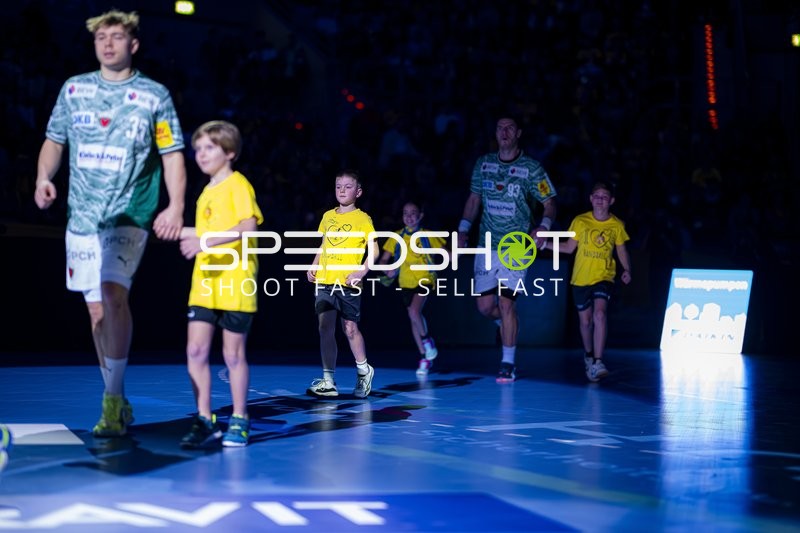 Einlauf von Mijajlo Marsenić (93; Füchse Berlin)