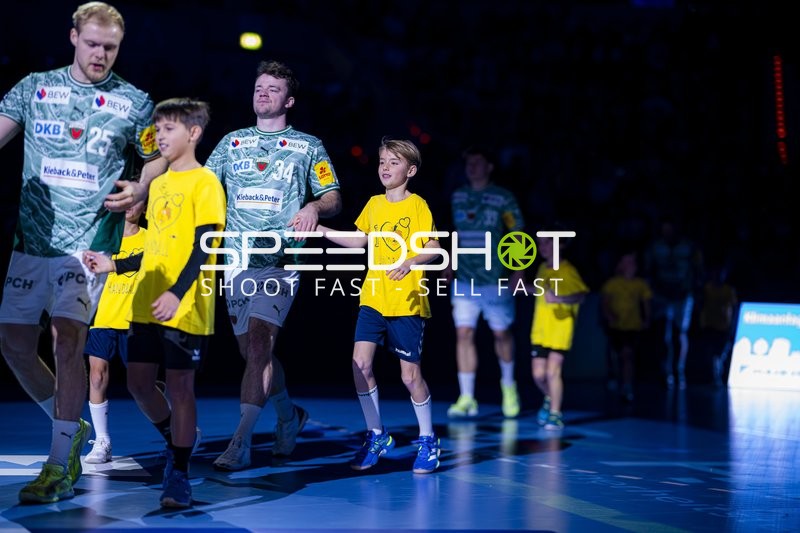 Einlauf von Matthes Langhoff (13; Füchse Berlin) und Hákun West av Teigum (34; Füchse Berlin)