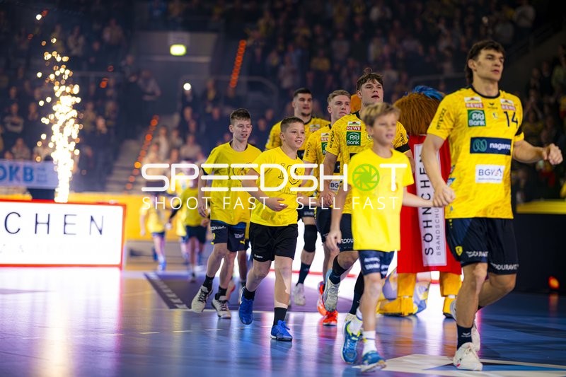 Einlauf von Gino Steenaerts (14; Rhein Neckar Löwen) und Teamkollegen