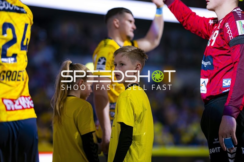 Spieler mit Kindern vor Spiel