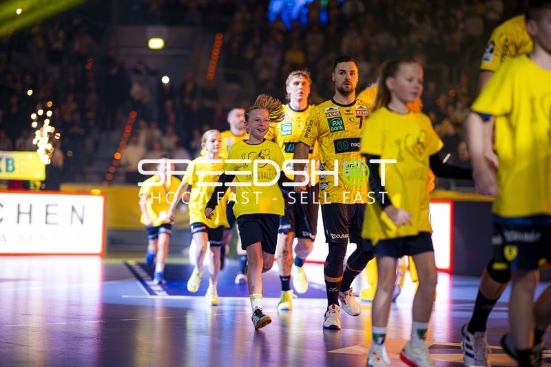 Einlauf von Dani Baijens (77; Rhein Neckar Löwen) und Edwin Aspenbäck (78; Rhein Neckar Löwen)