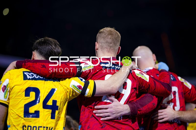 Umarmung zwischen Patrick Groetzki (24; Rhein Neckar Löwen) und Lukas Herburger (29; Füchse Berlin)