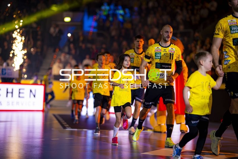 Einlauf von Lukas Sandell (11; Rhein Neckar Löwen) und Sebastian Heymann (13; Rhein Neckar Löwen)