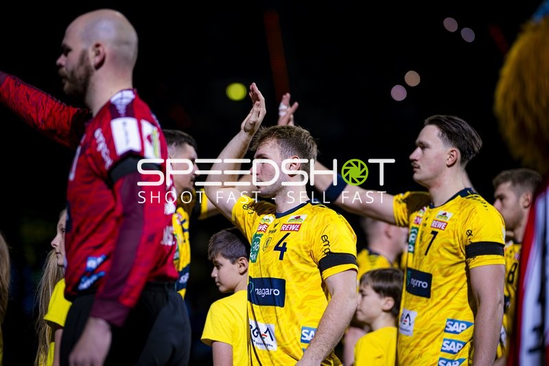 Gespräch zwischen Robert Timmermeister (7; Rhein Neckar Löwen) und Mathias Larson (4; Rhein Neckar Löwen)