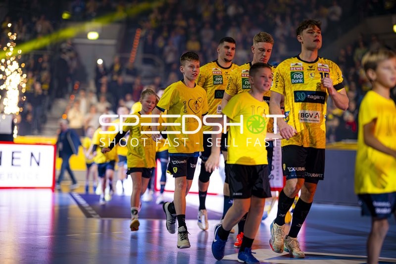 Einlauf von David More (15; Rhein Neckar Löwen), Halil Jaganjac (45; Rhein Neckar Löwen) und Haukur Thrastarson (25; Rhein Neckar Löwen)