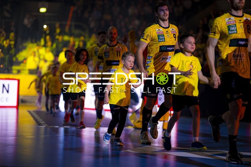 Einlauf von Steven Plucnar Jacobsen (9; Rhein Neckar Löwen) und Lukas Sandell (11; Rhein Neckar Löwen)