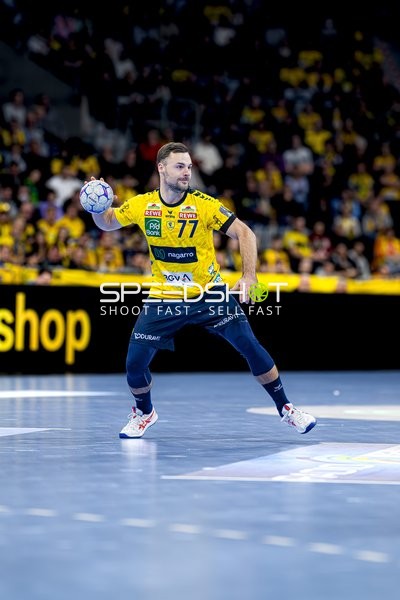 Wurf von Dani Baijens (77; Rhein Neckar Löwen)