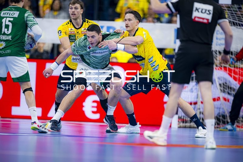 Verteidigung von Robert Timmermeister (7; Rhein Neckar Löwen) gegen Mijajlo Marsenić (93; Füchse Berlin) und Jerry Tollbring (9; Füchse Berlin)