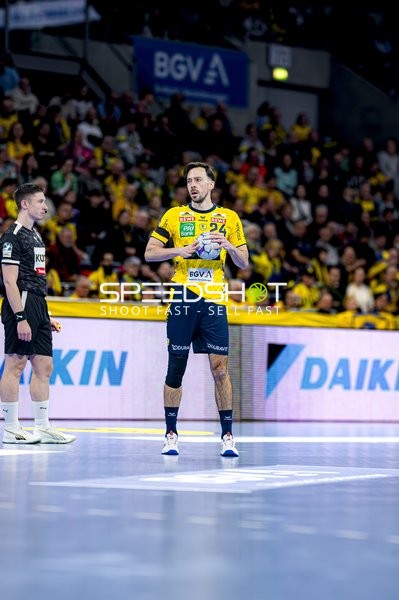 Ballkontrolle von Patrick Groetzki (24; Rhein Neckar Löwen)