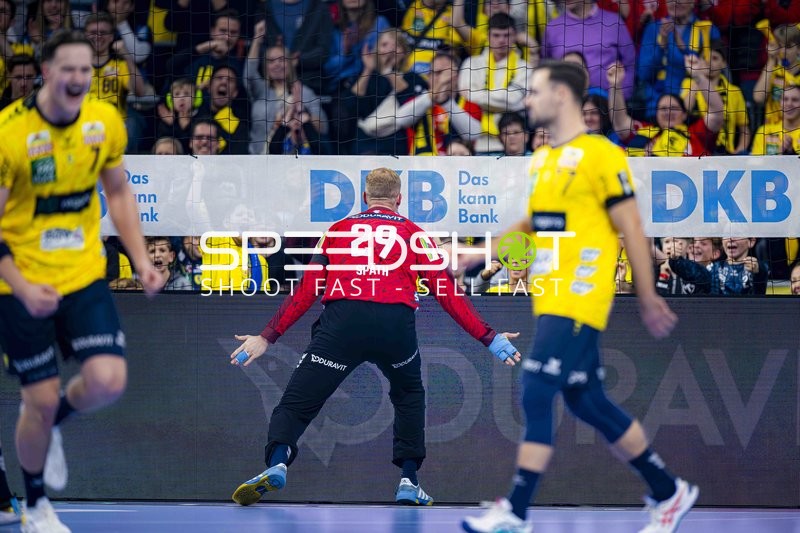 Parade von David Späth (29; Rhein Neckar Löwen) und Jubel von Robert Timmermeister (7; Rhein Neckar Löwen)