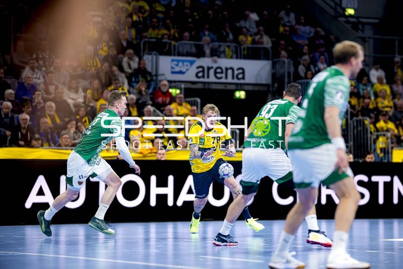 Torwurf von Edwin Aspenbäck (78; Rhein Neckar Löwen)