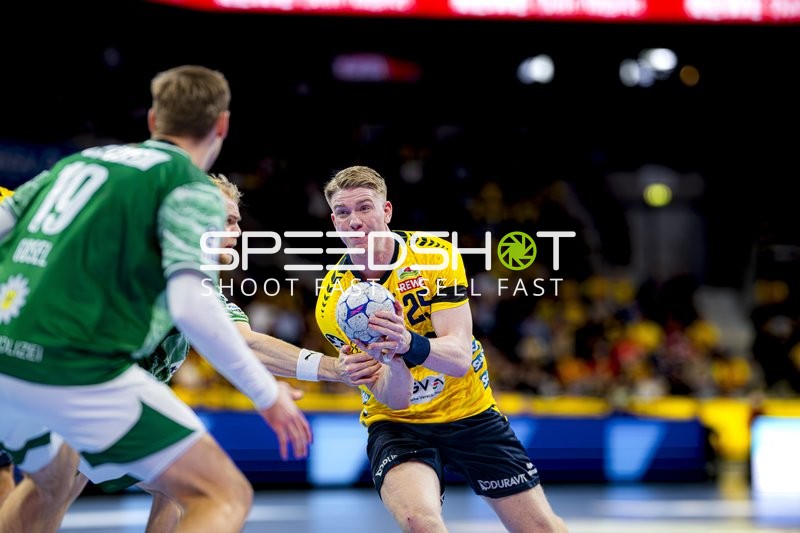 Zweikampf um den Ball zwischen Haukur Thrastarson (25; Rhein Neckar Löwen) und Mathias Gidsel (19; Füchse Berlin)