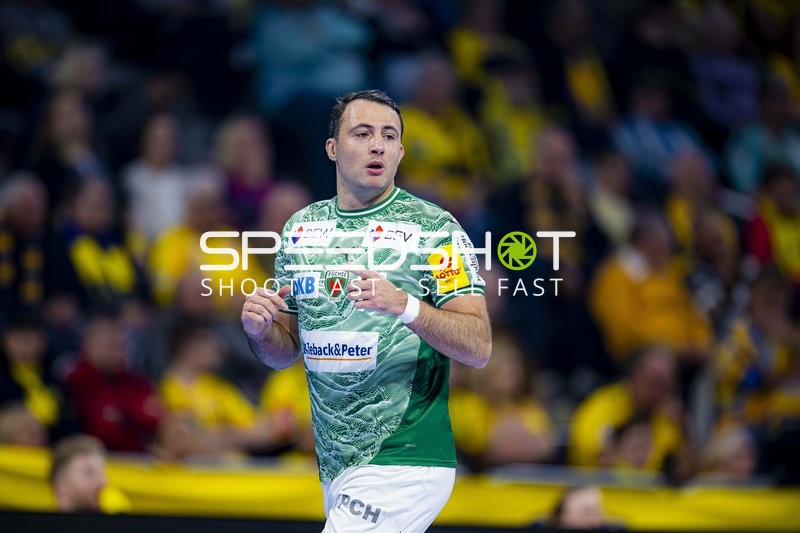 Spieler in grün-weißem Trikot