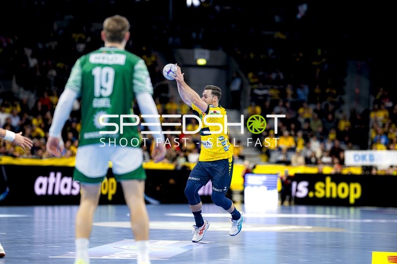 Wurf von Lukas Sandell (11; Rhein Neckar Löwen)