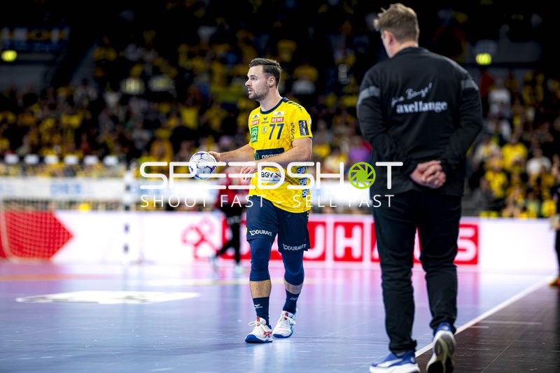 Wurf von Dani Baijens (77; Rhein Neckar Löwen)