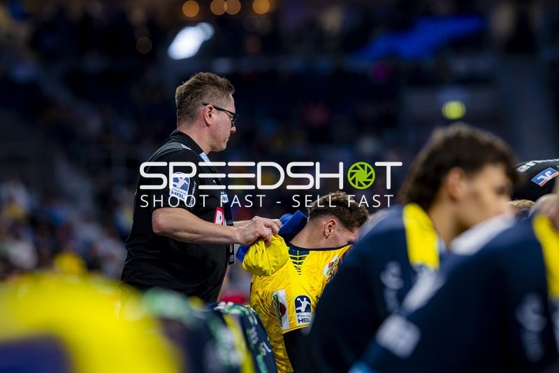 Betreuer hilft Mike Jensen (20; Rhein Neckar Löwen)