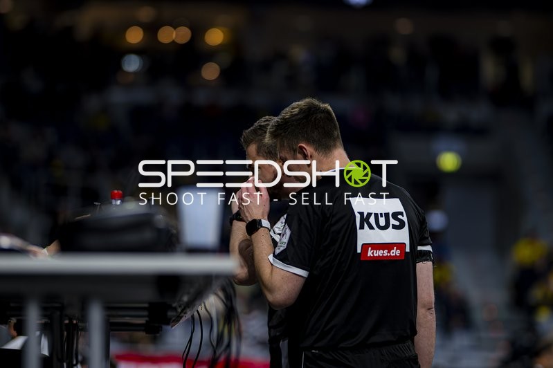 Schiedsrichter im Gespräch