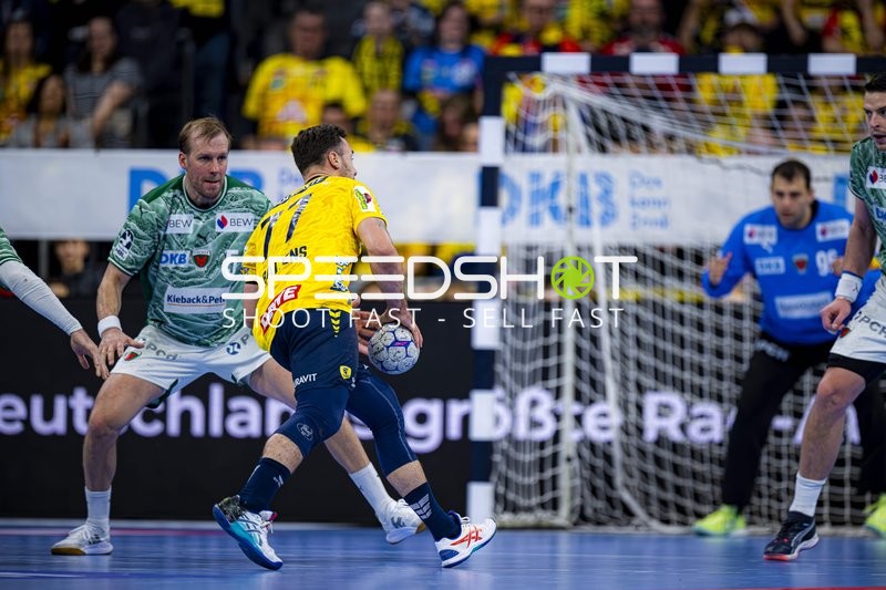 Zweikampf um den Ball mit Max Darj (5; Füchse Berlin)