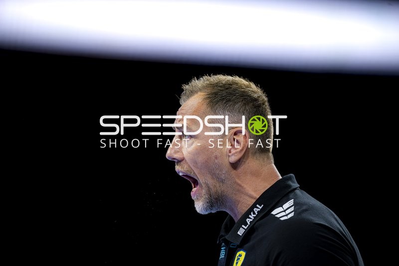 Trainer gibt Anweisungen