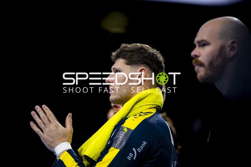 Aufmerksame Spieler Mike Jensen (20; Rhein Neckar Löwen) und Sebastian Heymann (13; Rhein Neckar Löwen)