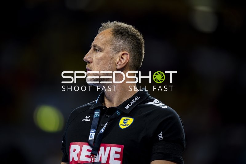 Trainer Maik Machulla (999; Rhein Neckar Löwen) fokussiert