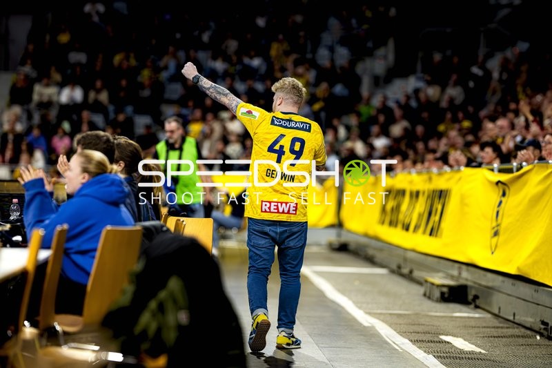 Fan Kevin Gerwin (49; Rhein Neckar Löwen) vor den Fans