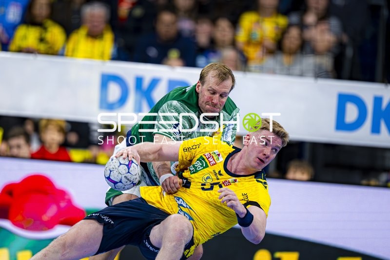 Zweikampf um den Ball zwischen Haukur Thrastarson (25; Rhein Neckar Löwen) und Max Darj (5; Füchse Berlin)