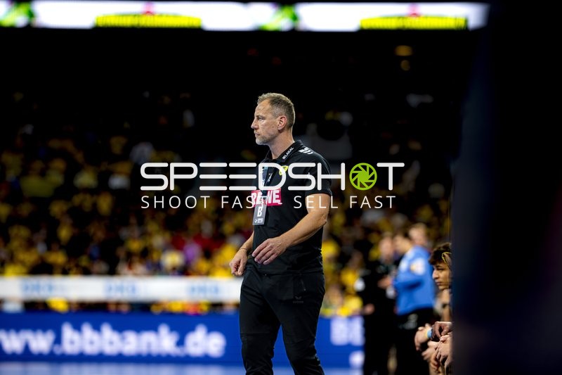 Trainer Maik Machulla (999; Rhein Neckar Löwen) an der Seitenlinie