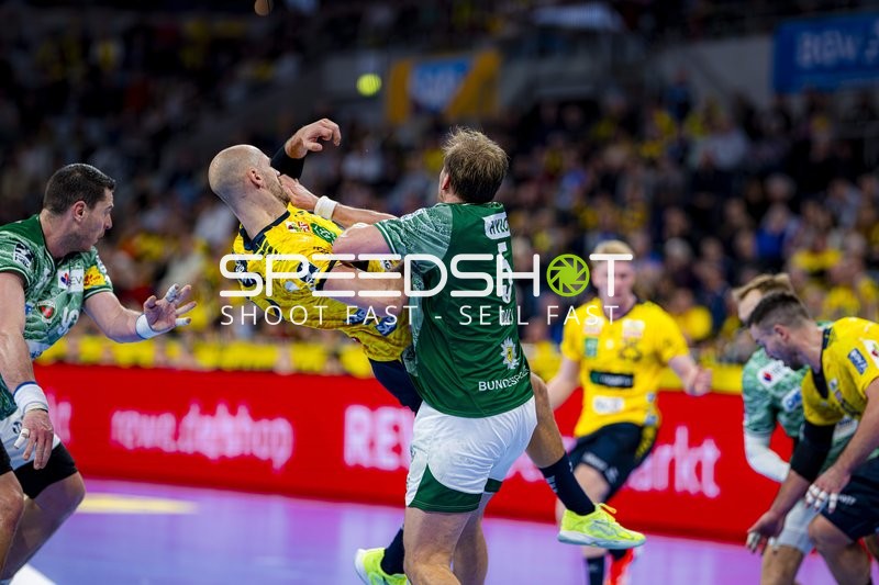 Zweikampf zwischen Halil Jaganjac (45; Rhein Neckar Löwen) und Max Darj (5; Füchse Berlin)