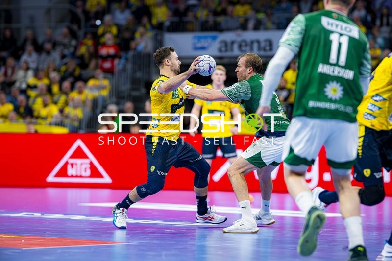 Zweikampf zwischen Robert Timmermeister (7; Rhein Neckar Löwen) und Lasse Andersson (11; Füchse Berlin)