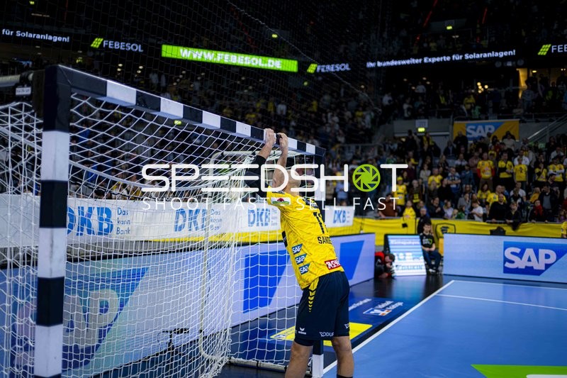 Torwart Mike Jensen (20; Rhein Neckar Löwen) am Torrahmen