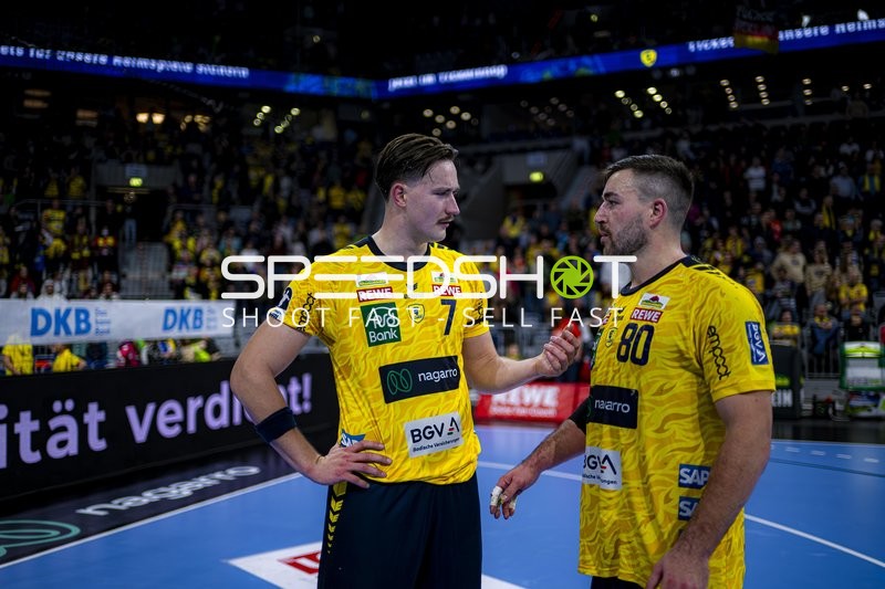 Gespräch zwischen Robert Timmermeister (7; Rhein Neckar Löwen) und Jannik Kohlbacher (80; Rhein Neckar Löwen)