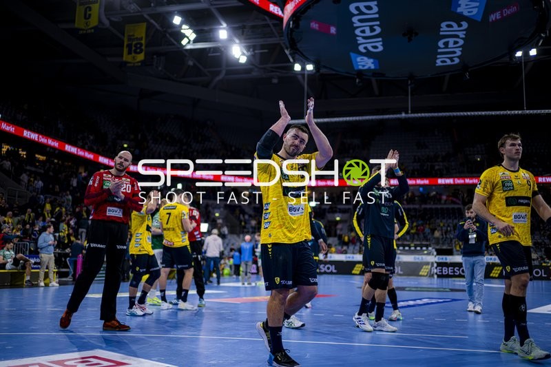 Klatschen von Jannik Kohlbacher (80; Rhein Neckar Löwen), Steven Plucnar Jacobsen (9; Rhein Neckar Löwen) und Mike Jensen (20; Rhein Neckar Löwen)