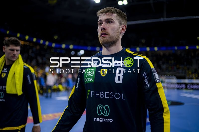 Spieler Sebastian Heymann (13; Rhein Neckar Löwen) und Tim Nothdurft (28; Rhein Neckar Löwen) auf dem Spielfeld