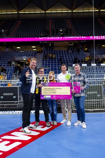 Gutscheinübergabe durch Oliver Roggisch (108; Rhein Neckar Löwen)