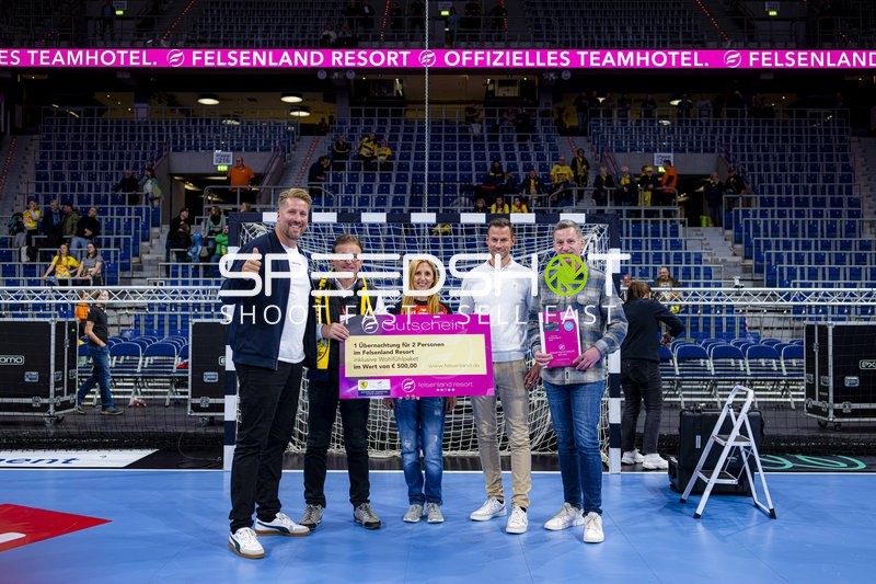 Gutscheinübergabe mit Oliver Roggisch (108; Rhein Neckar Löwen)