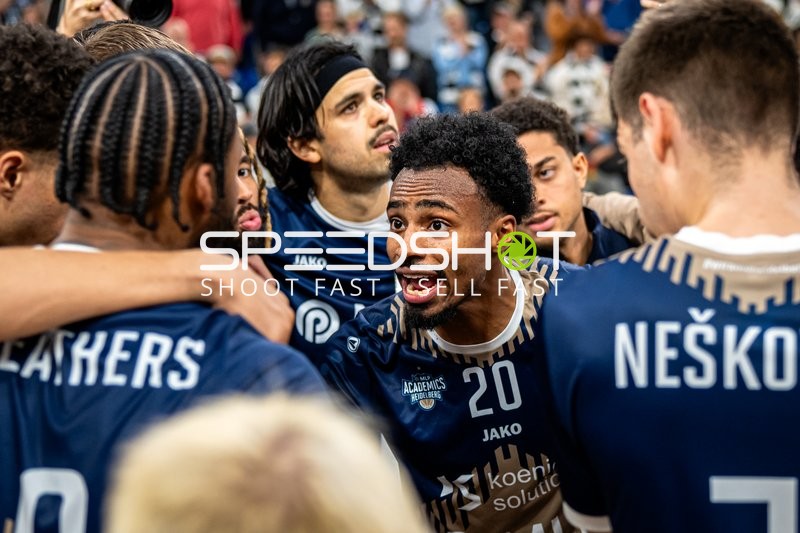 Szene mit Michael Weathers (20; MLP Academics Heidelberg) und Dusan Neskovic (7; MLP Academics Heidelberg)