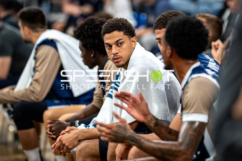 Spieler auf der Bank im Gespräch