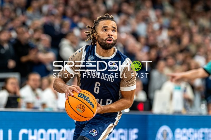 6; MLP Academics Heidelberg mit Ball in Aktion