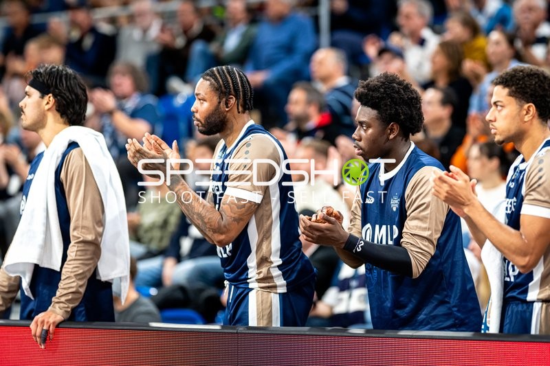 Spieler von MLP Academics Heidelberg applaudieren am Spielfeldrand